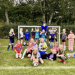 KFUM VÆLTER SIG I BØRNESPILLERE…60 TIL SPISNING! U9 OG U10-pigerne takker af for denne sæson.