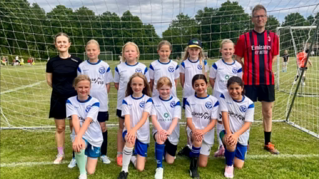 U10 Piger slutter af med en fortjent sejr over forældrene i sæsonens nok vigtigste kamp!