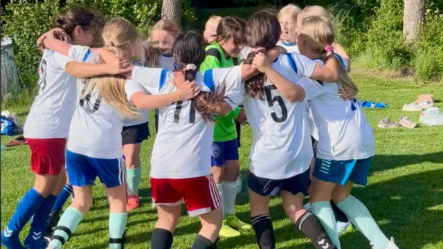 U11 Piger kom flot fra land!